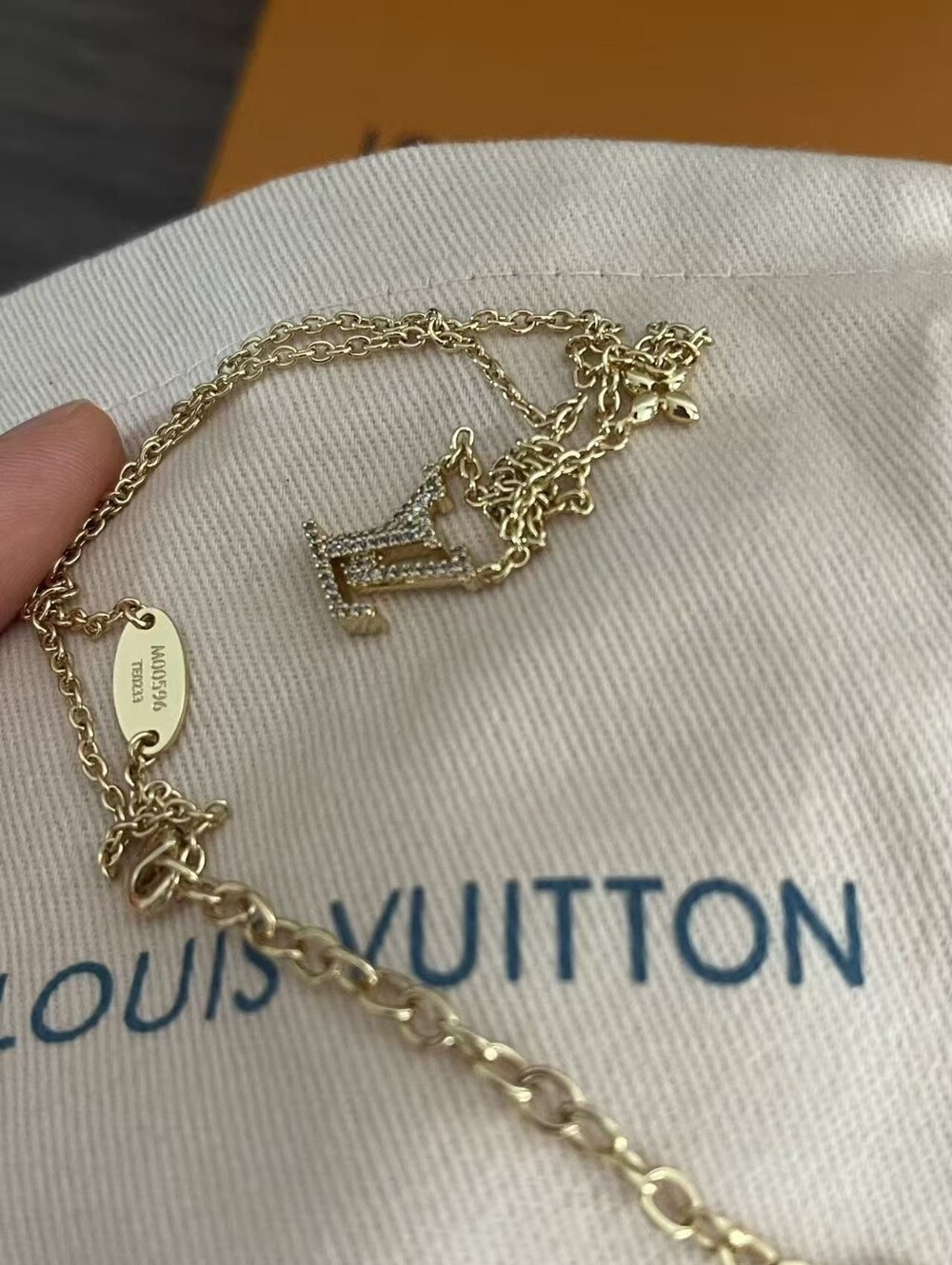 Louis Vuitton LV Iconic Necklace - Picture 9 of 10